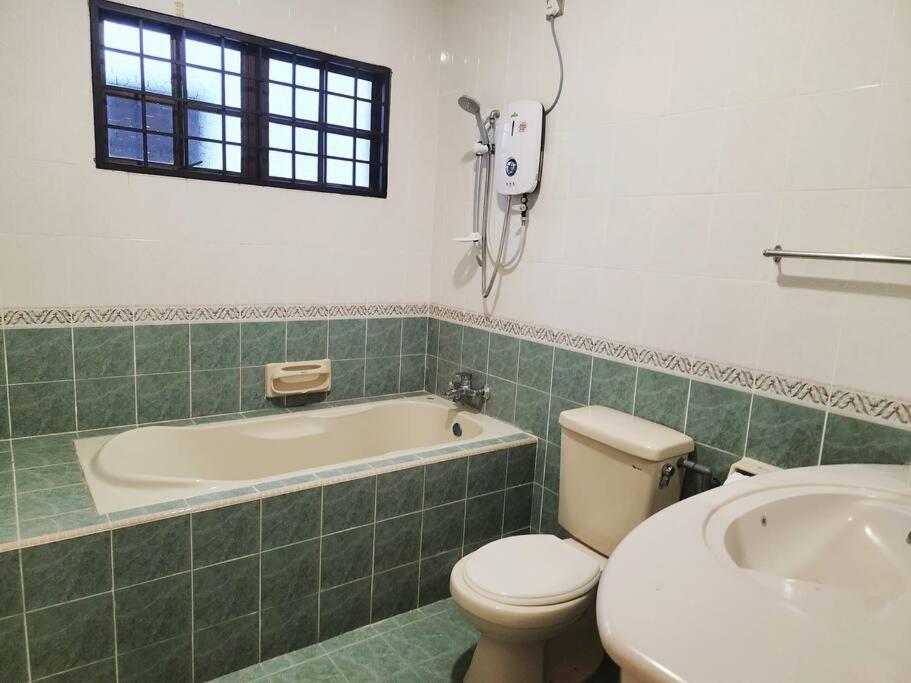 Rumah percutian 5min To Town Garden East Tambun 4br 16 Pax Ipoh