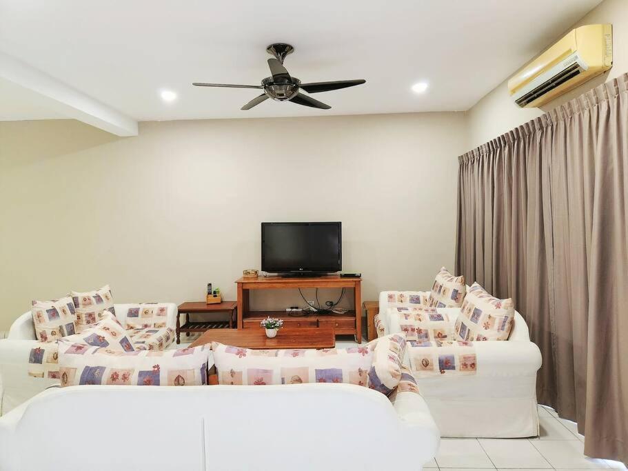 Rumah percutian 5min To Town Garden East Tambun 4br 16 Pax