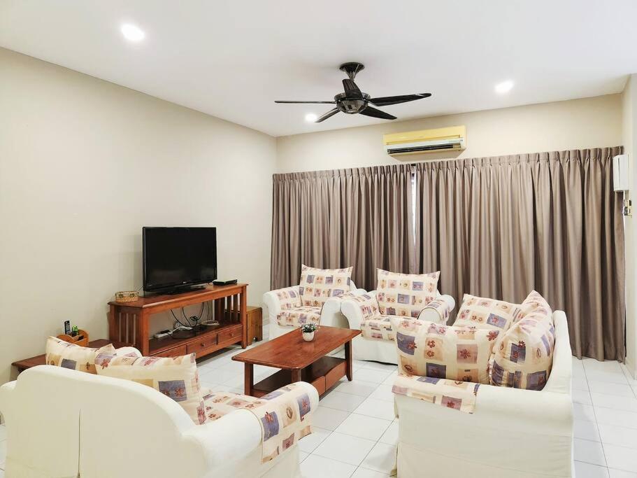 Rumah percutian 5min To Town Garden East Tambun 4br 16 Pax *
